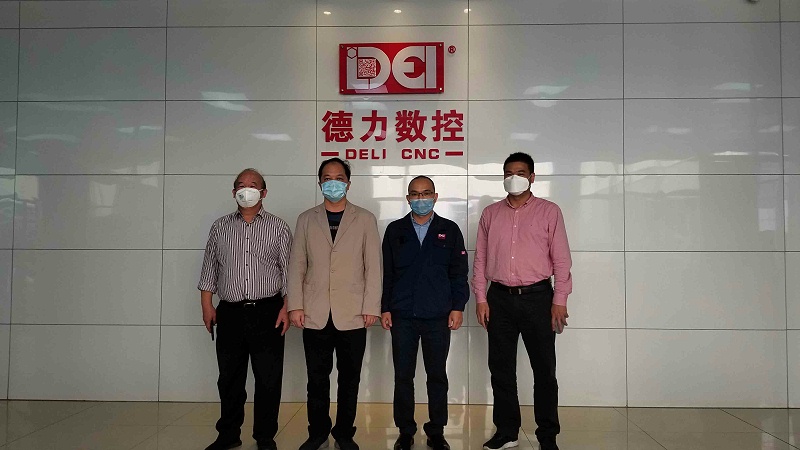 各領導與德力數控王慶宏總經理的合照