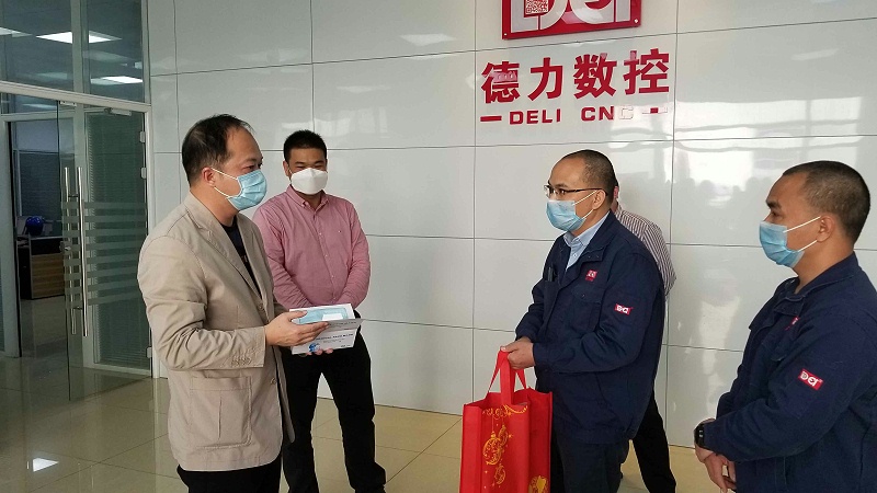 鎮領導黃海及陳智基同志送來口罩支持我司復產工作